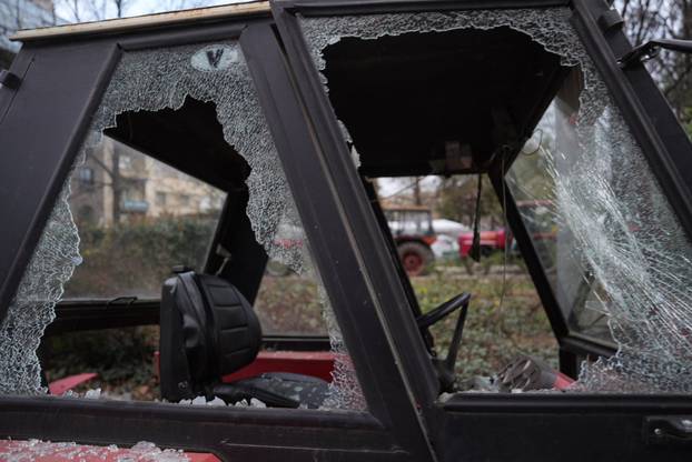 Beograd: Oštećeni traktori parkirani oko Pionirskog parka