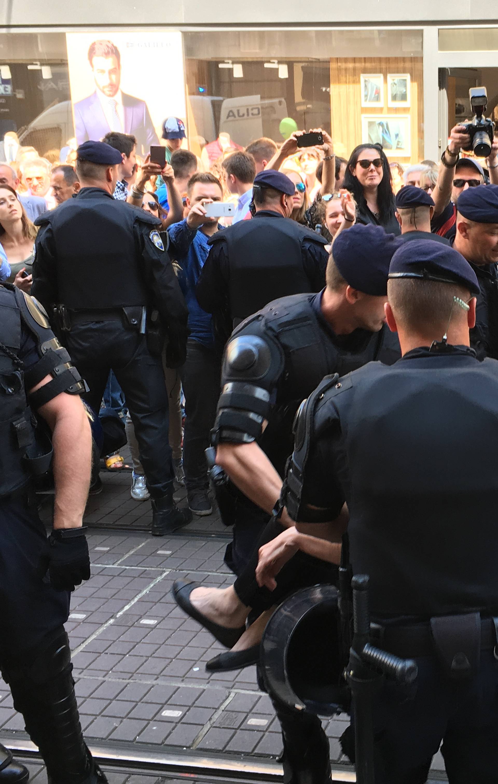 Aktivisti blokirali povorku pa ih policija sve 'potrpala' u maricu
