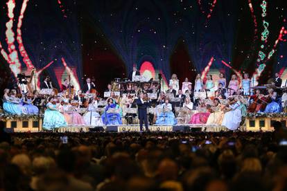 FOTO Spektakl u zagrebačkoj Areni: Violinist André Rieu je s orkestrom oduševio publiku