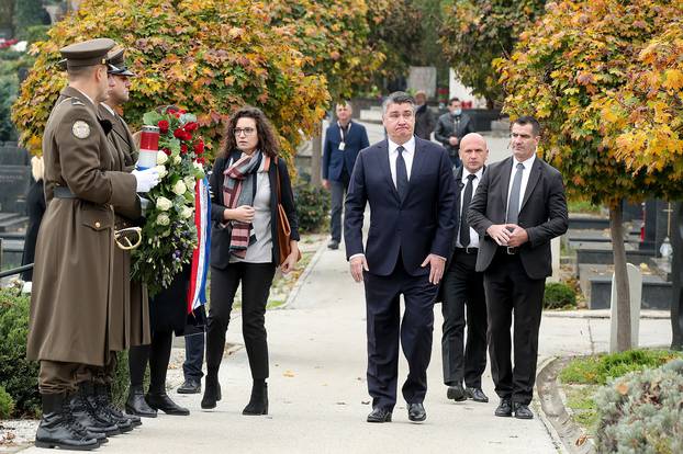 Milanović zapalio svijeću kod Središnjeg križa u Aleji poginulih hrvatskih branitelja