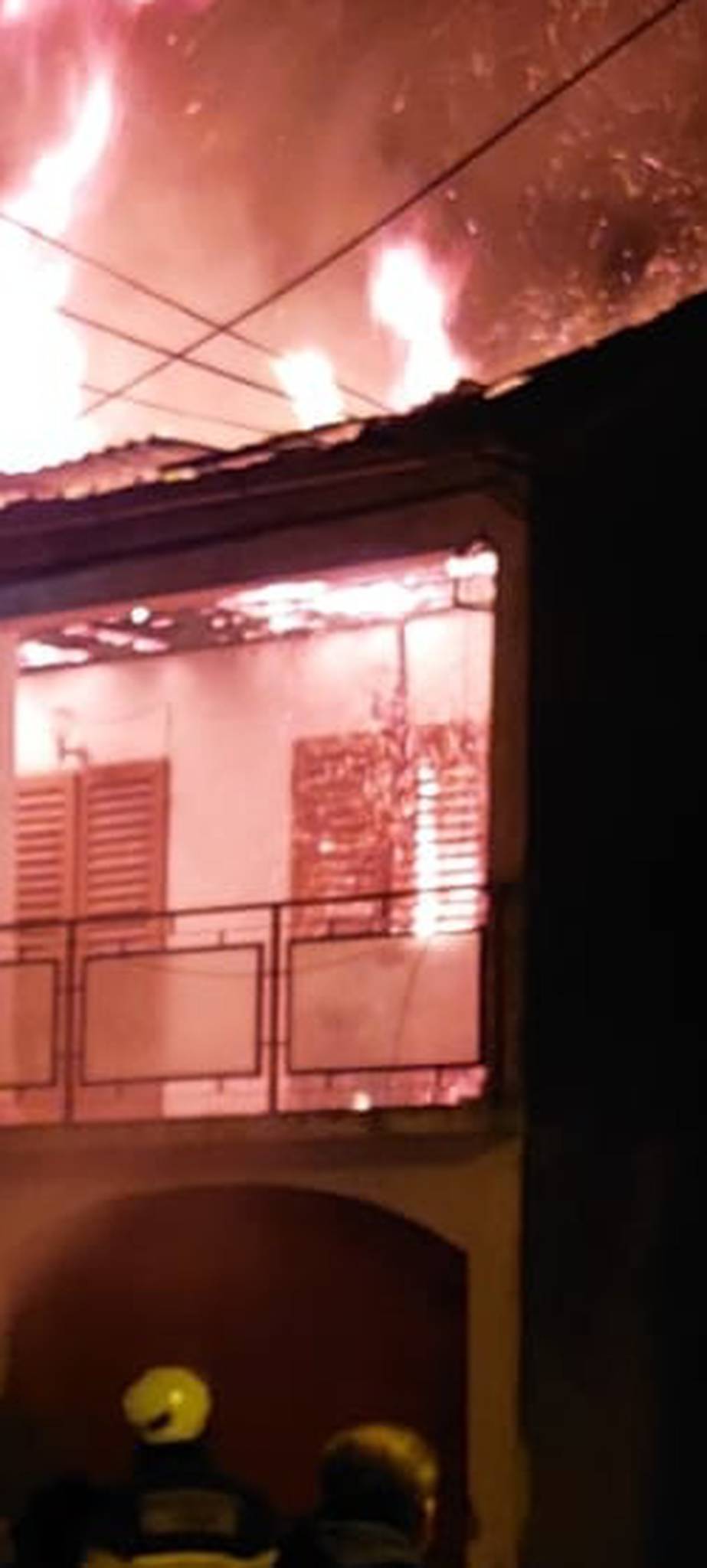 Požar u Sukošanu: Izgorjela kuća blizu škole, vatru gasilo 15 vatrogasaca,  nema ozlijeđenih