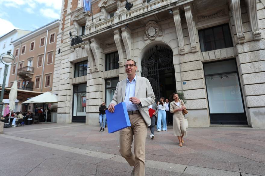 Rijeka: Marko Filipović predaje skupljene potpise za izbore