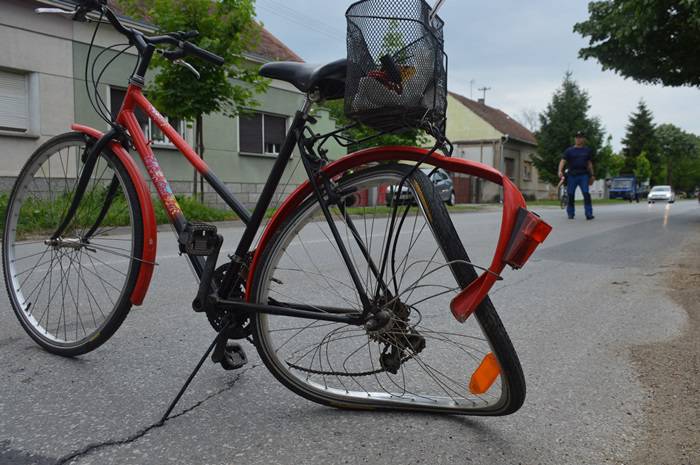 Motorist (37) teže ozlijeđen u sudaru s vozačicom bicikla