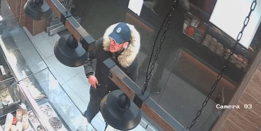 Policija objavila fotke i snimku: Ovaj čovjek bacio je eksplozivnu napravu na kuću Andyja Bare!