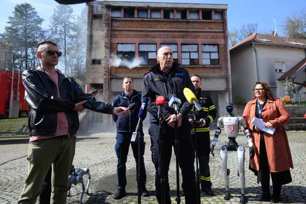 Zagreb: Demonstracija suradnje vatrogasne postrojbe i robotskog psa Unitree Go2 