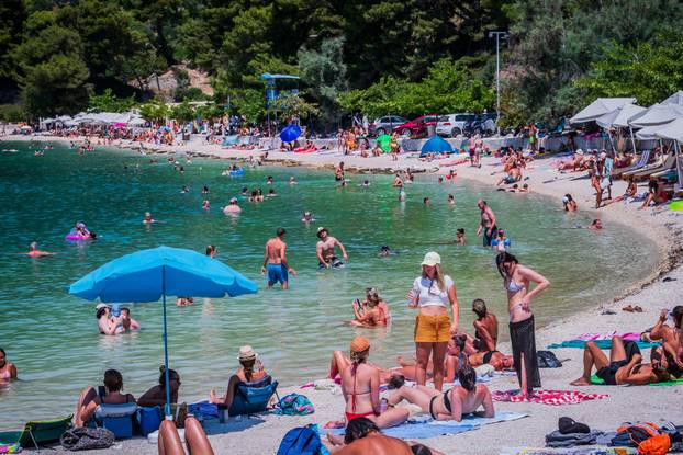 Gužva na splitskoj plaži Kasjuni podno Marjana