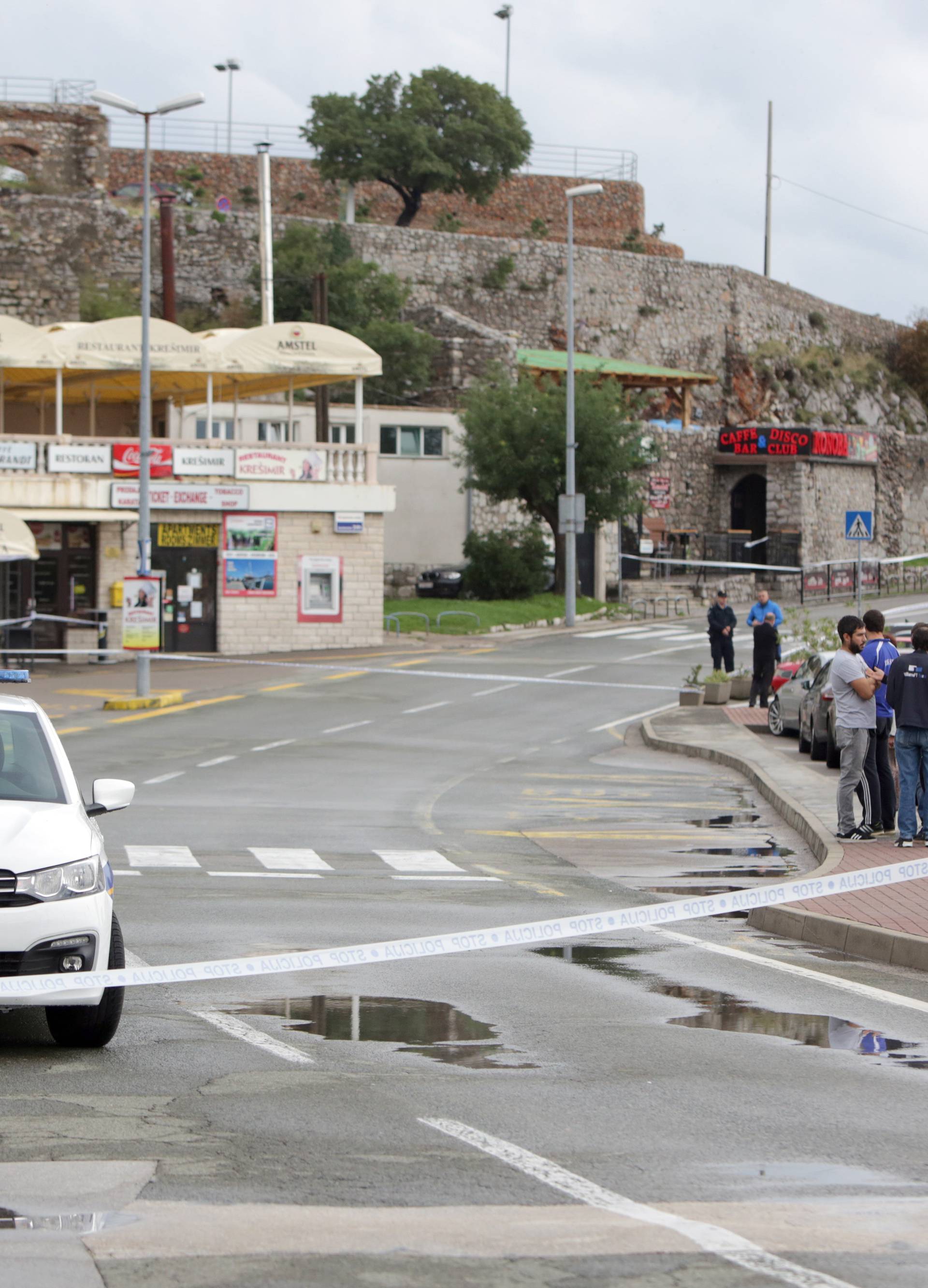 Zaštitar ga izbacio iz kluba, on se kasnije vratio s dva pištolja