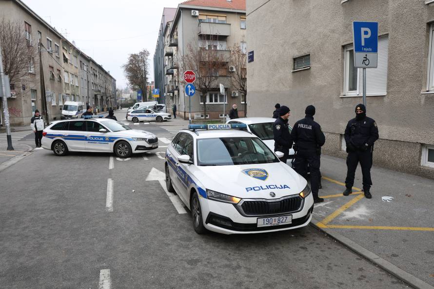 Prosvjednici  su stigli pred stan Tomislava Tomaševića i najavili  da će pjevati Thompsonove pjesme 