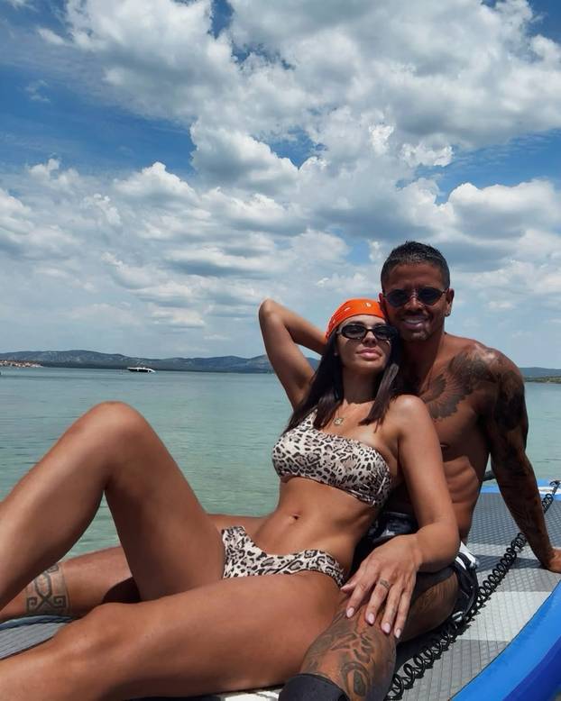 Supruga bivšeg dinamovca je zabljesnula na crvenom tepihu: Hvali se i fotkama u badiću!