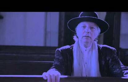 Bach za 'Daughter's Eyes' spot je snimio u teksaškoj kapelici