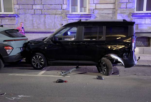 Zagreb: U Medulićevoj se zabio u četri parkirana vozila te završio na boku