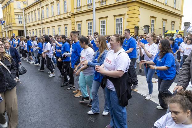 Osječki maturanti unatoč lošem vremenu plesali quadrillu u centru grada