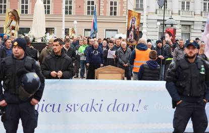 FOTO Muškarci mole za čednost i predbračnu čistoću. Dočekali ih transparenti: Oprez, mizoginija!