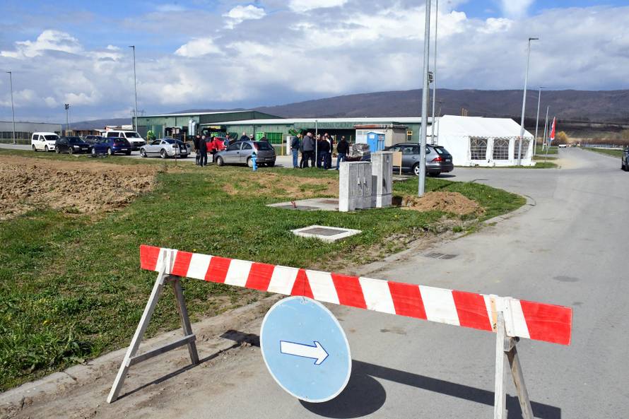 24sata Kutjevo: Mještani već treći dan blokiraju prilaze kompostani iz koje se širi nepodnošljiv smrad