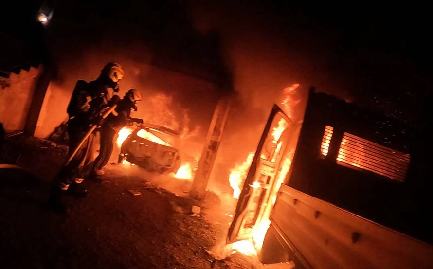 Zapalio dva auta i kamion u Zagrebu. Šteta više desetaka tisuća eura, traže počinitelja