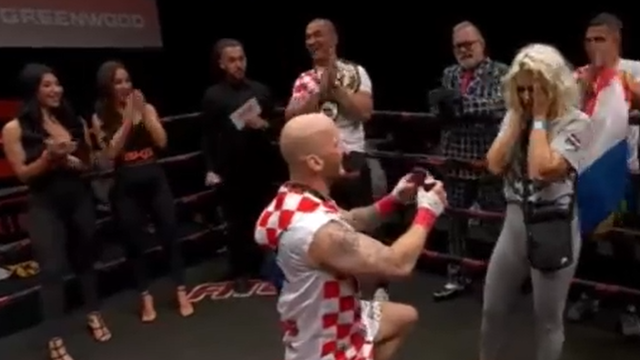 VIDEO Hrvatski borac osvojio naslov svjetskog prvaka pa zaprosio djevojku u ringu!