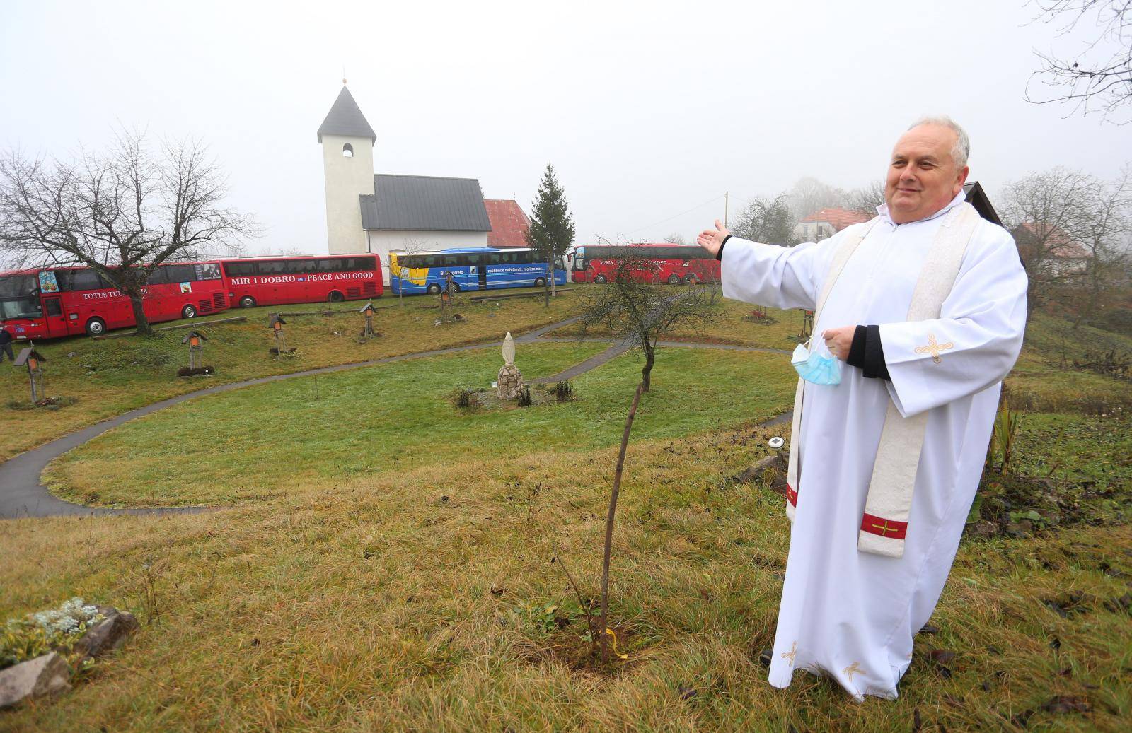 Završje: Župnik slavi misu u kapelici, a vjernici je prate u grijanim autobusima ispred nje