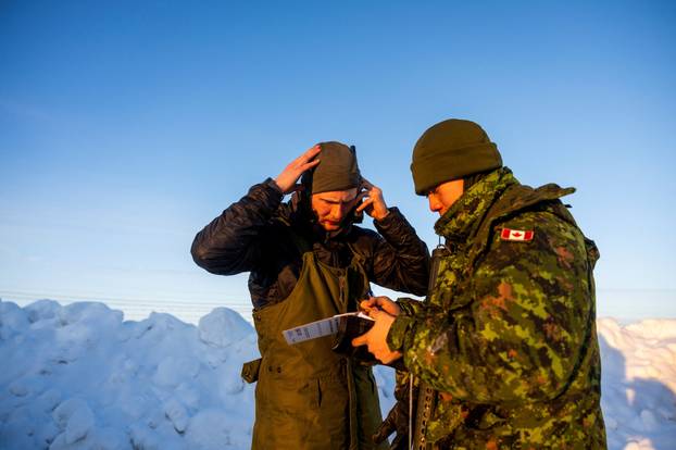 Canadian troops conduct arctic operations