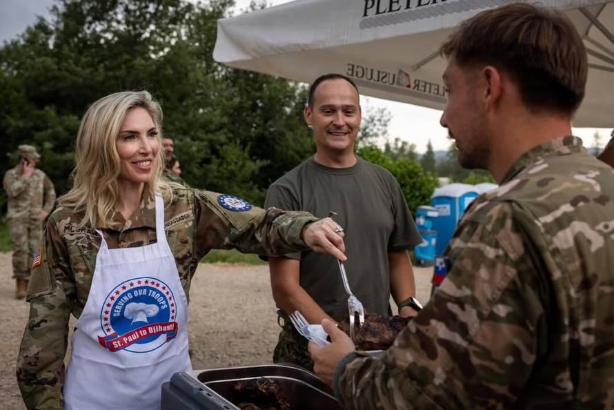 FOTO Pogledajte američku veleposlanicu u Slunju, dijelila obroke vojnicima na vježbi