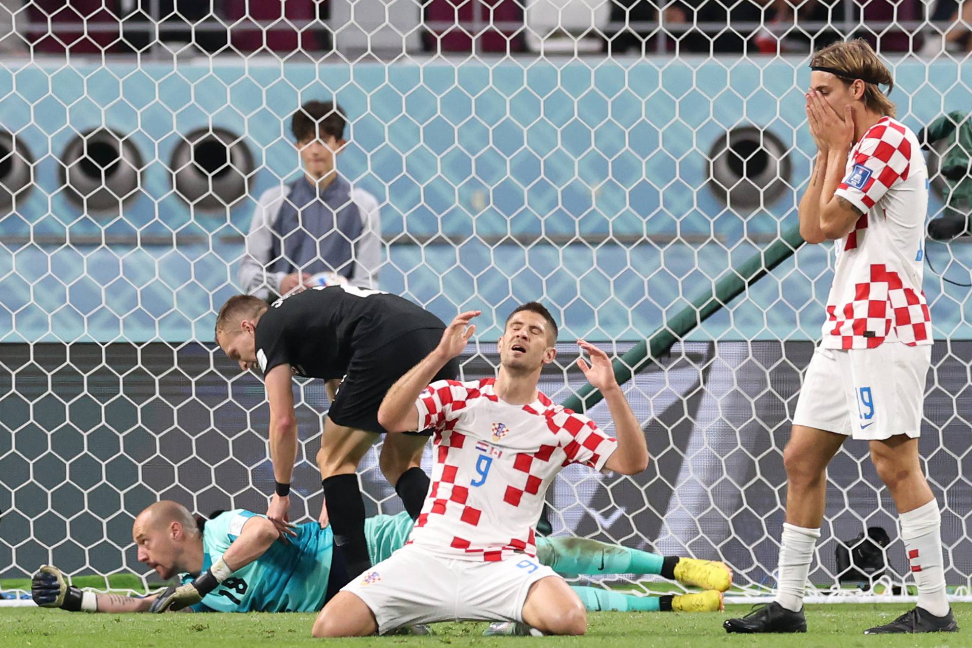 KATAR 2022 - Andrej Kramarić na koljenima nakon gol prilike koju je obranio Borjan