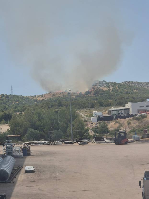 FOTO Veliki požar u Šibeniku: 'Na terenu su sve vatrogasne snage, digli smo i kanadere'