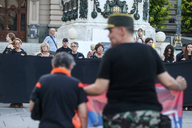 Žene u crnom na Trgu republike u Beogradu odale počast žrtvama genocida u Srebrenici