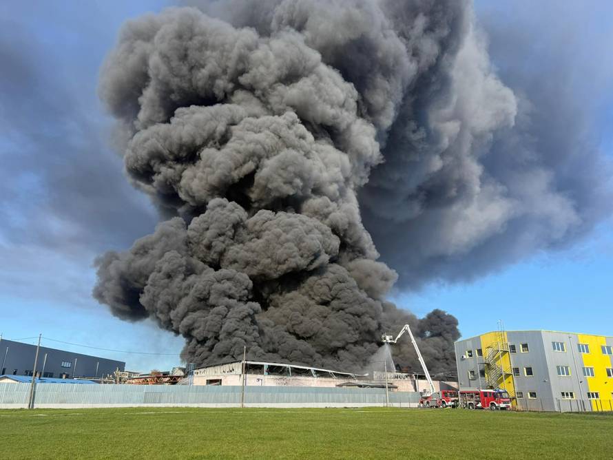 FOTO/VIDEO Još se dimi u Sv. Nedelji: 'Nije opasno za ljude'