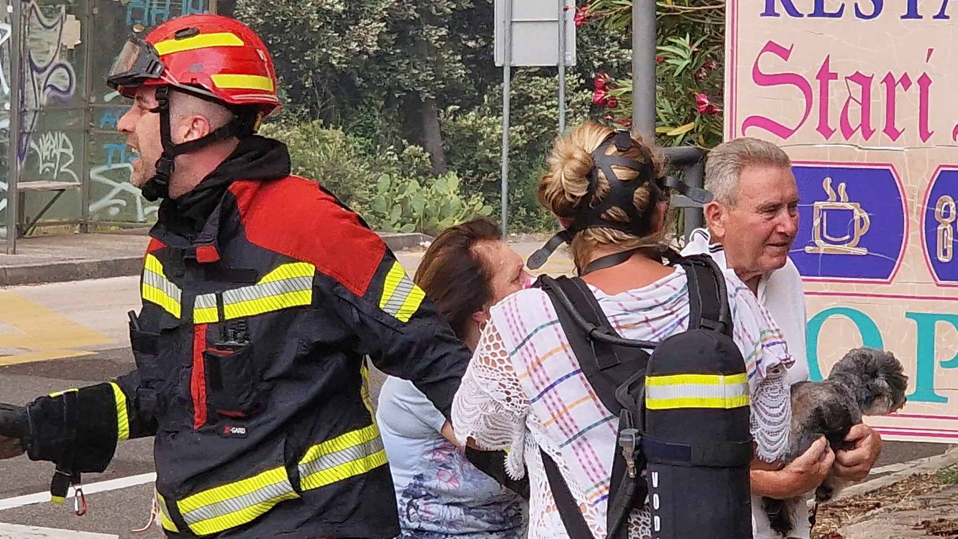 Vatrogasac Mario: Spasili smo žene i dvoje djece iz kuće. Krov je gorio, stavili smo im maske...