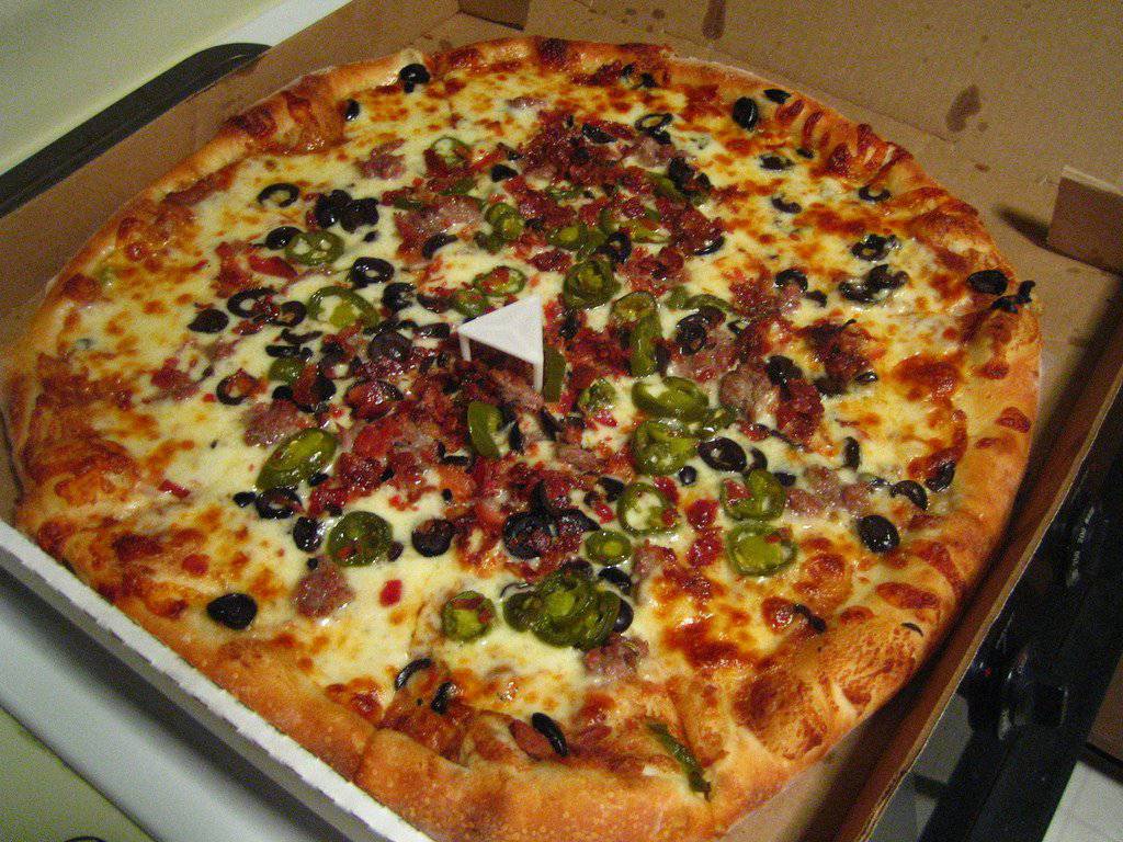 Znate li zašto pizzu donose s plastičnim trokutićem u kutiji?