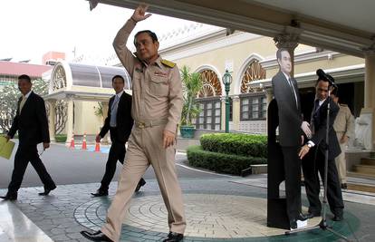 Tajlandski premijer: Imate li pitanja? Obratite se 'kartoncu'