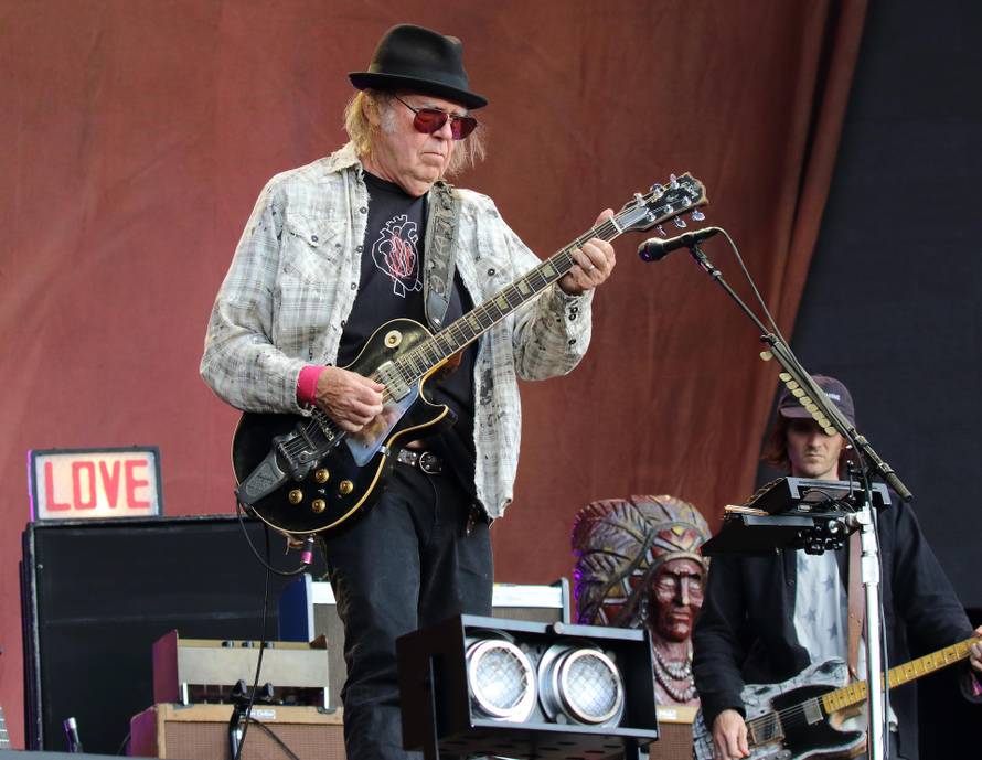 Neil Young zatražio da uklone svu njegovu glazbu sa Spotifya: 'Vi i Joe Rogan širite fake news'