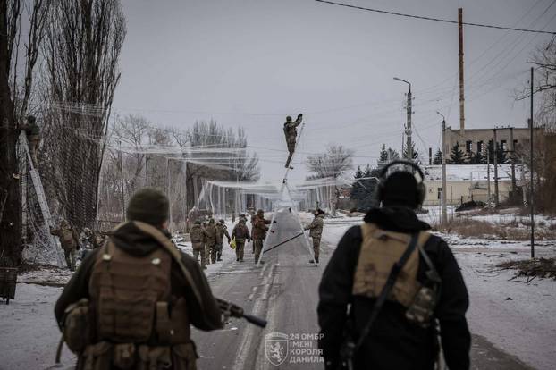 FOTO Ovako izgledaju ulice u Ukrajini: 'Jedino ispod mreže možemo doći do trgovine'