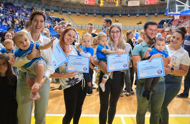 Zagreb: U poluvremenu utakmice KK Dinamo Zagreb - KK Cedevita održana je utrka beba