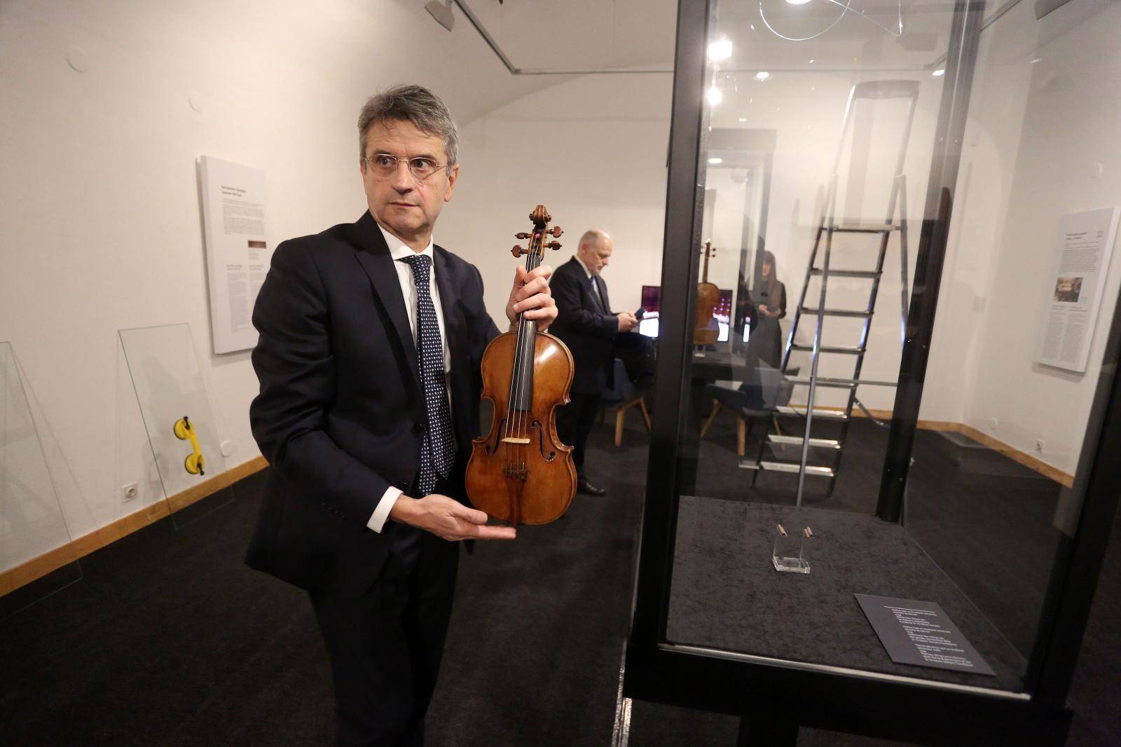 U Rijeci otvorena izložba "Violinom iznad granica / Stradivari u Rijeci - Kresnik i Cremona"