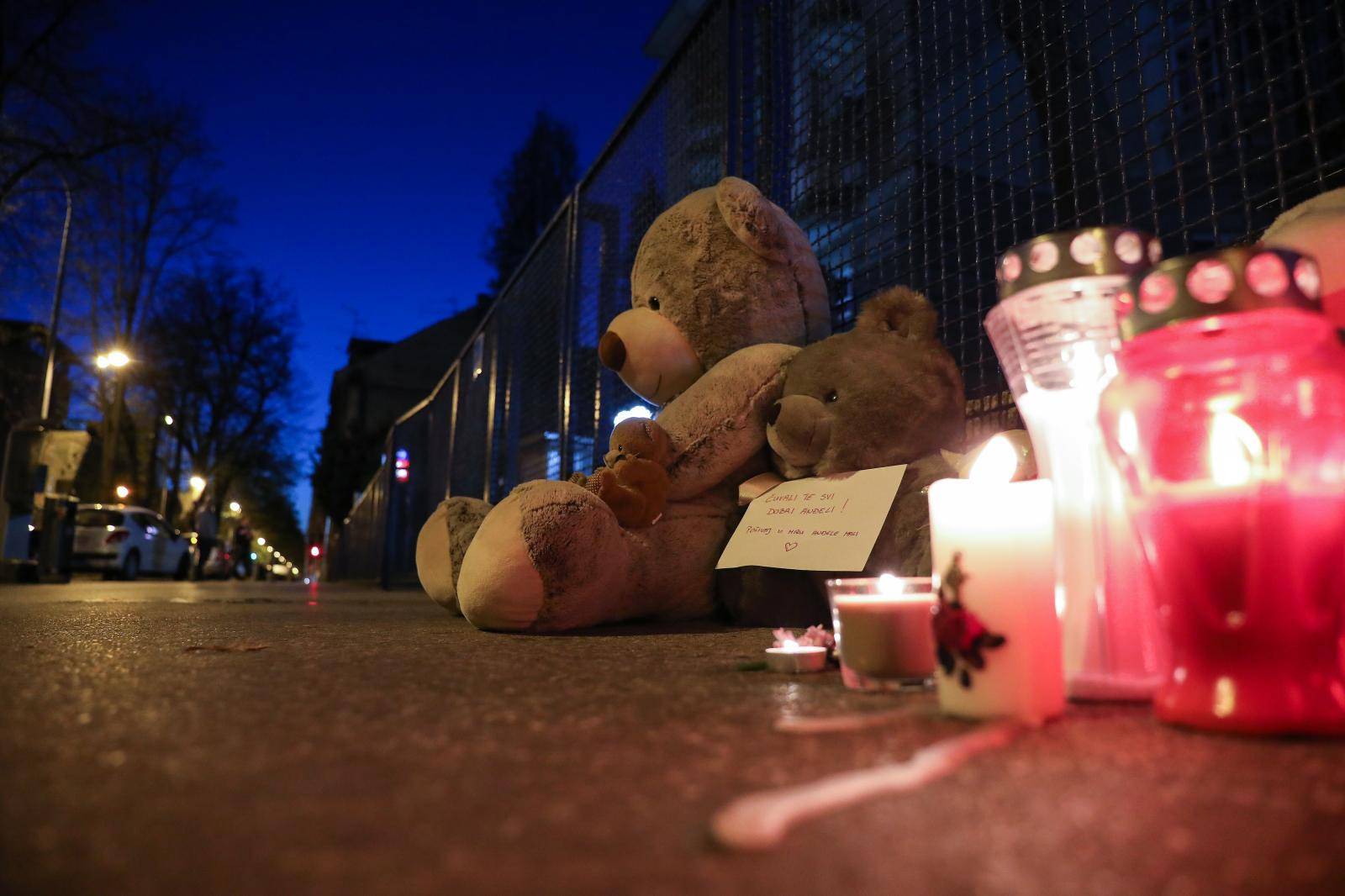Zagreb: Građani ostavljaju plišane igračke ispred bolnice za preminulu djevojčicu