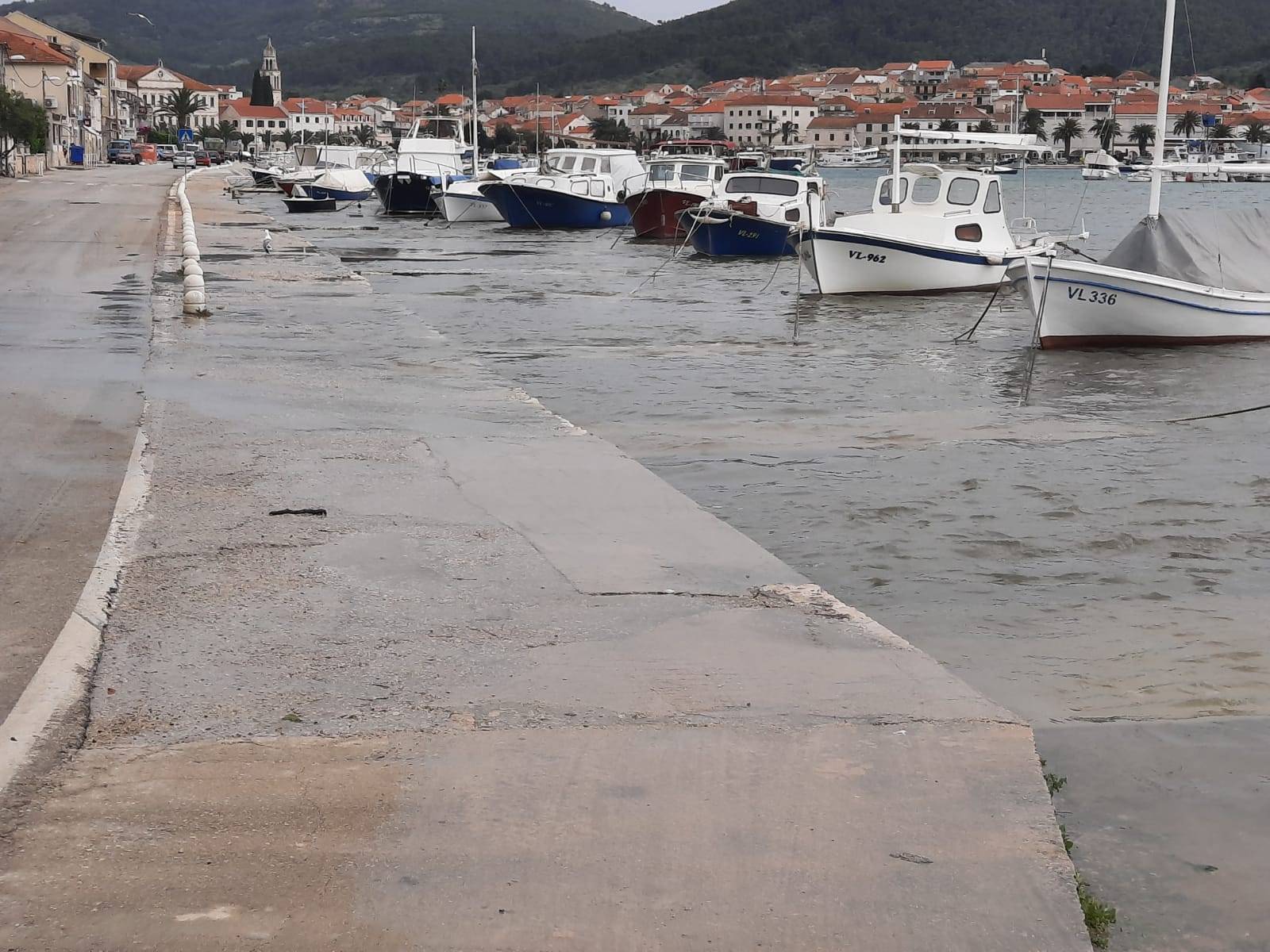 Meteorološki tsunami pogodio Velu Luku, nasukale se brodice