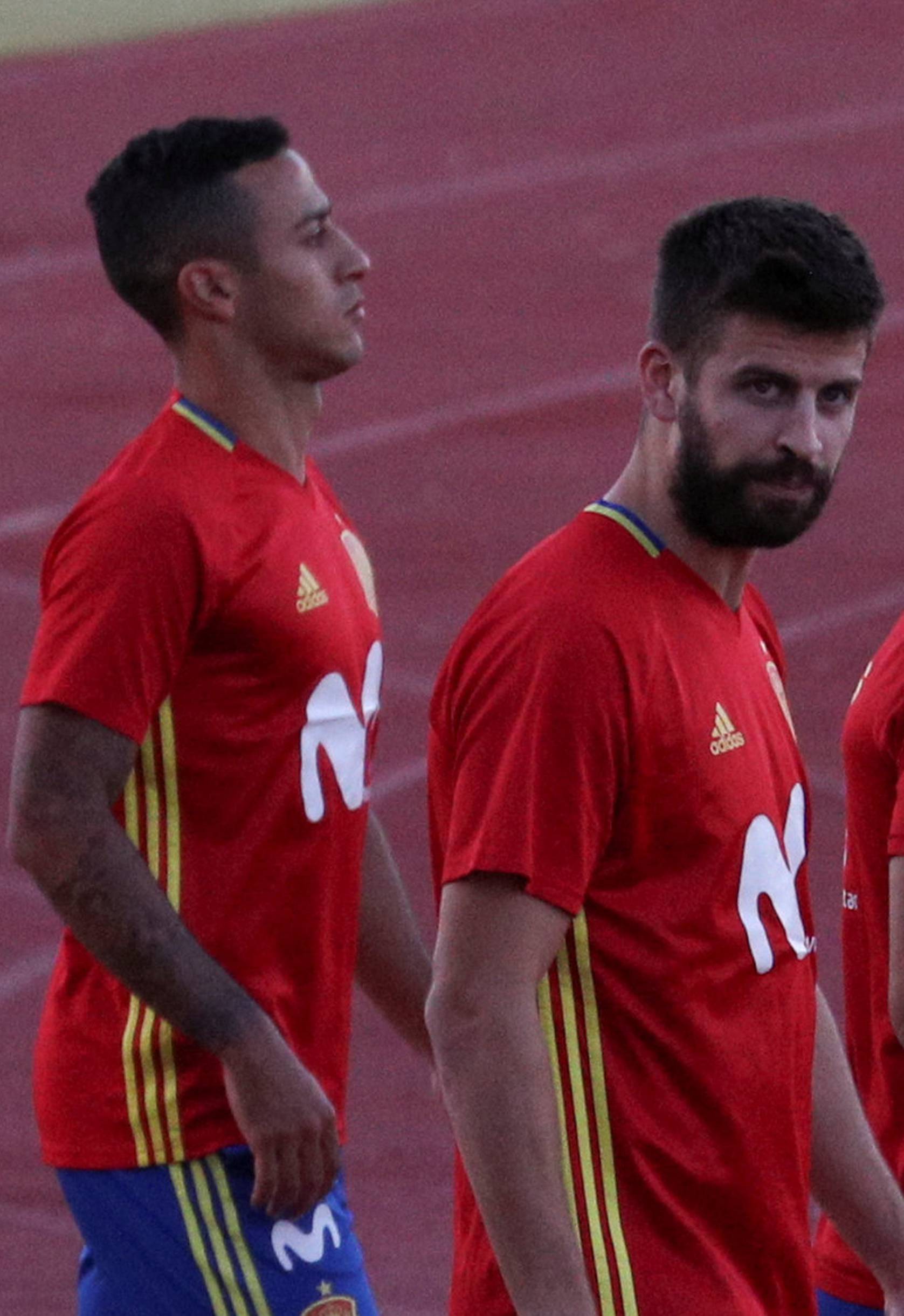 Spain's players Pique, Rodrigo and Thiago arrive at a training session in Las Rozas