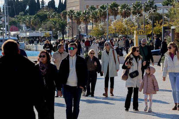 Zubato sunce u Splitu izmamilo je brojne šetače