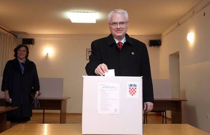 Josipović glasovao u Zagrebu, na biralište izašao i Milanović