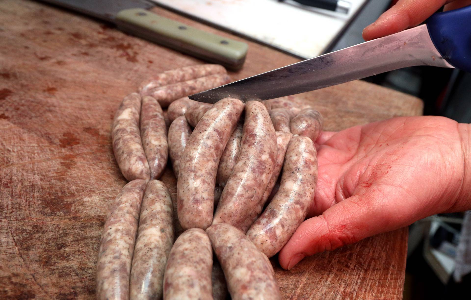 U šibenskim mesnicama počela prodaja luganige, omiljene božićne delicije