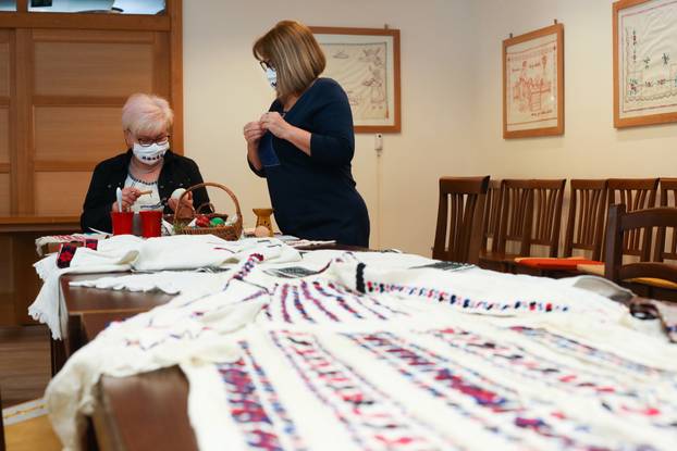 Beli Manastir: Pokazna radionica ukrašavanja pisanica motivima baranjskog šokačkog veza