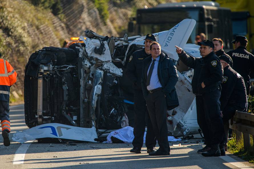 Stijena se odlomila i pala na kombi na magistrali kod Dubrovnika