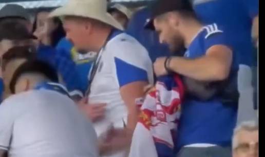 VIDEO Incident na tribinama! Me&dstrok;u navija&ccaron;e BiH stigao sa zastavom Srbije. Oduzeli mu je!