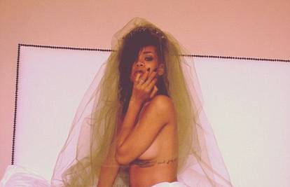 Fotka 'jutro poslije': Rihanna u krevetu pozirala bez grudnjaka