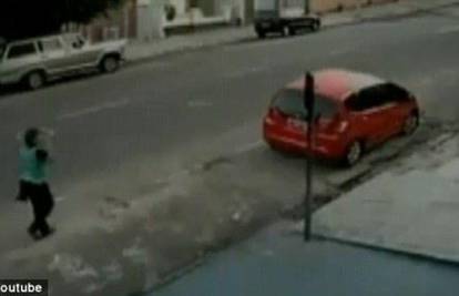 Žena se samo lakše ozlijedila: Auto ju odbacio 12 metara!  