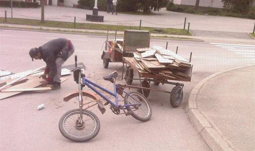 Zbog težine dasaka na prikolicama pao s bicikla