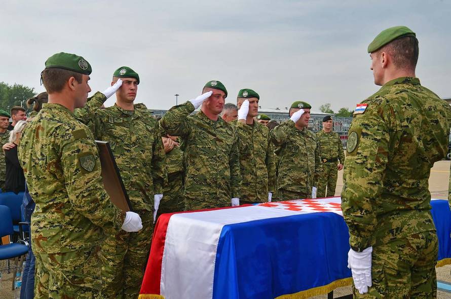 DoÄek preminulog hrvatskog vojnika uz vojne poÄasti