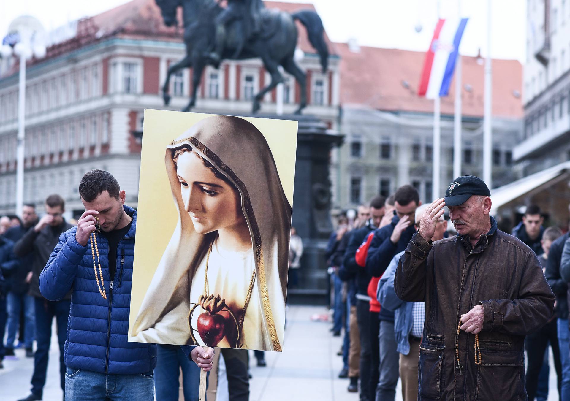 Molitva krunice na glavnom zagrebačkom trgu 