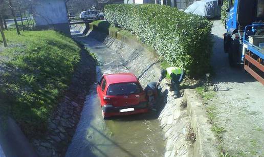 Pauk mu izvukao Toyotu Yaris koja je upala u potok