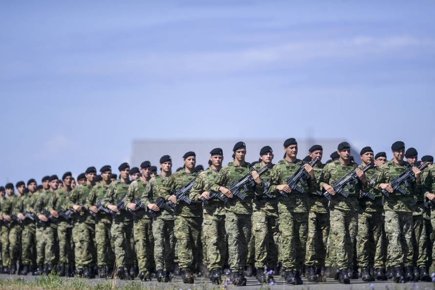 Velika Gorica: Uvježbavanje pješačkih postroja Hrvatske vojske za svečani vojni mimohod